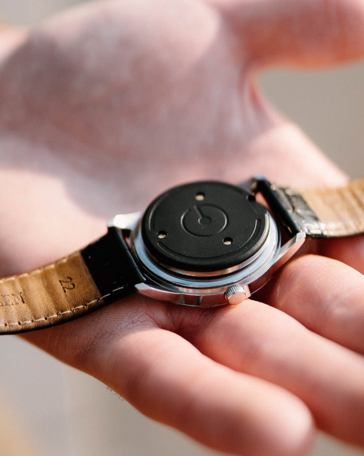 Ganance Heir screenless sensor mounted on the back of a traditional watch